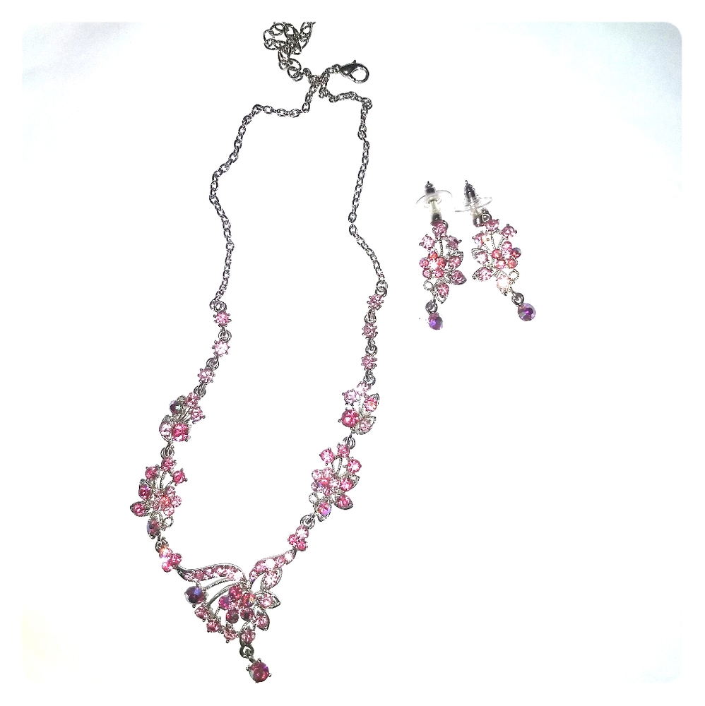 Necklace and earrings set.